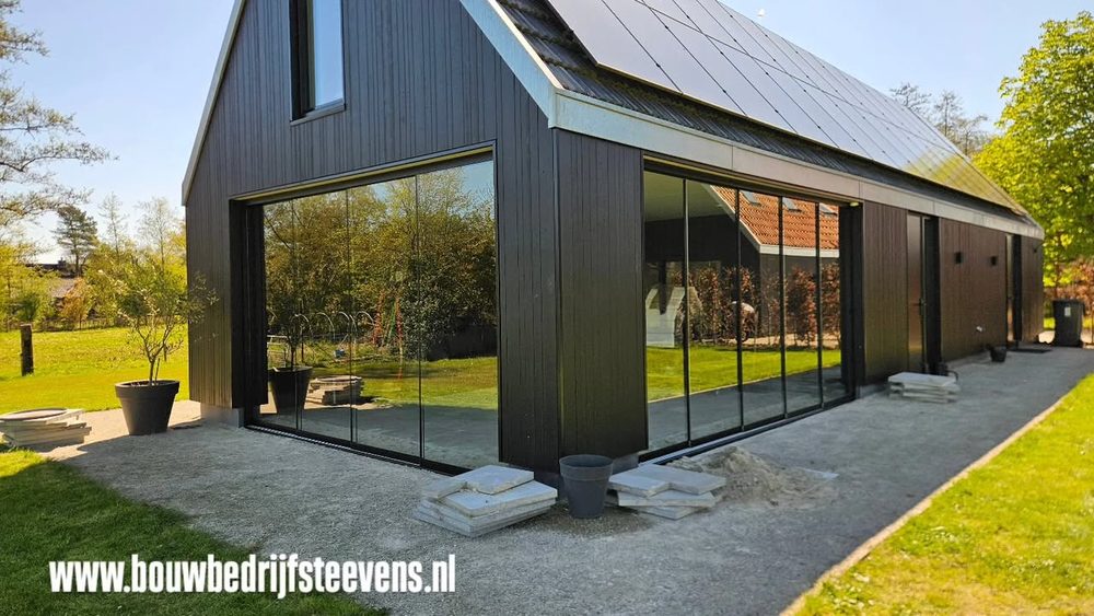 Douglas overkapping bij een moderne schuur
