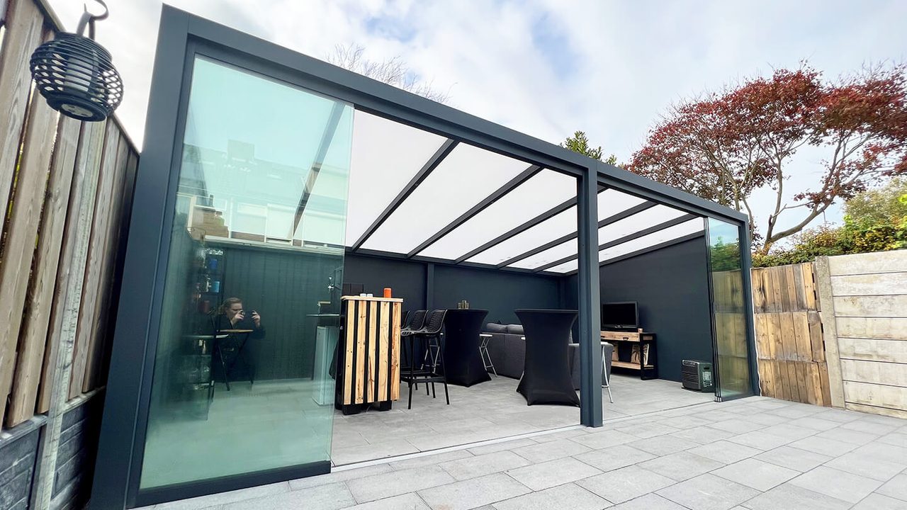 Aluminium veranda met getint glazen zijwand