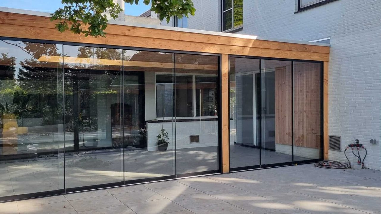 Houten overkapping met glazen schuifwand