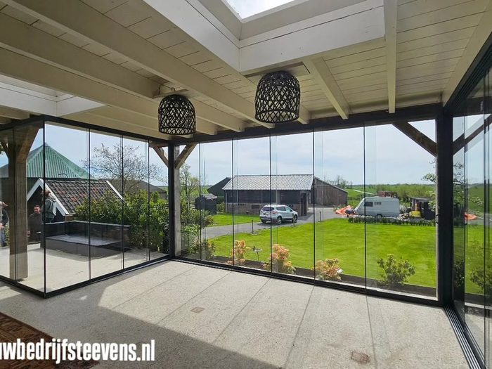 Glazen schuifwand in een houten overkapping