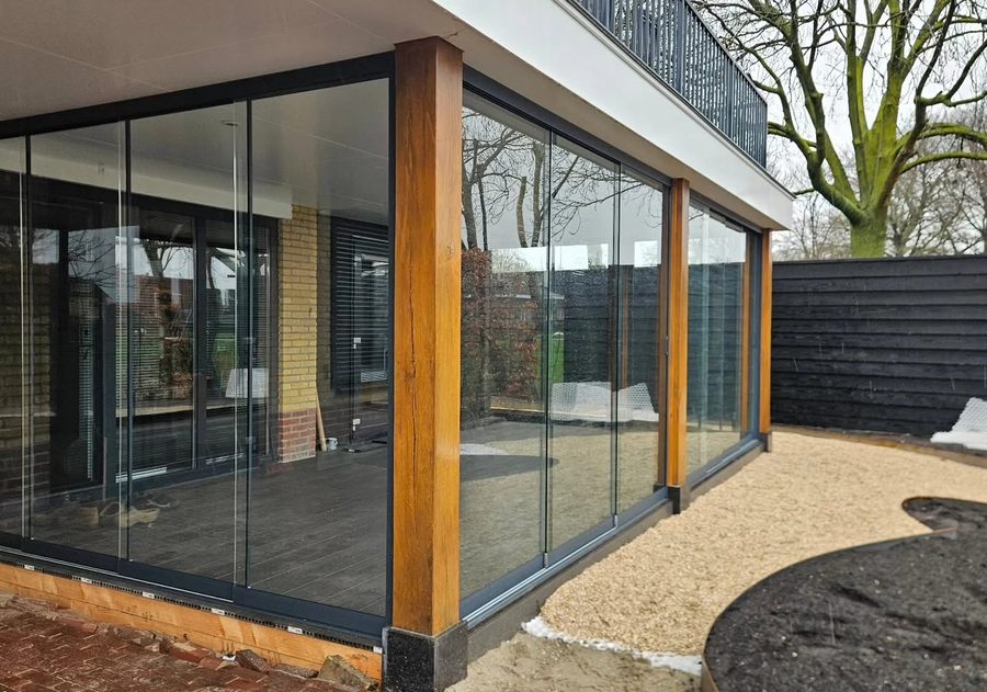 Houten overkapping met glazen schuifwanden