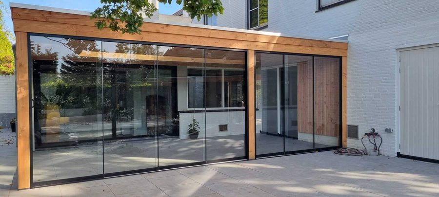 Overkapping met glazen schuifwand