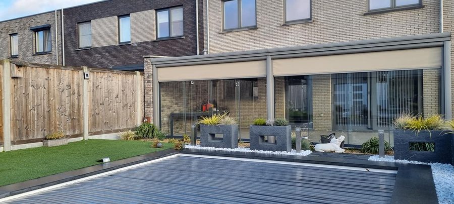 Veranda met screens bij het zwembad