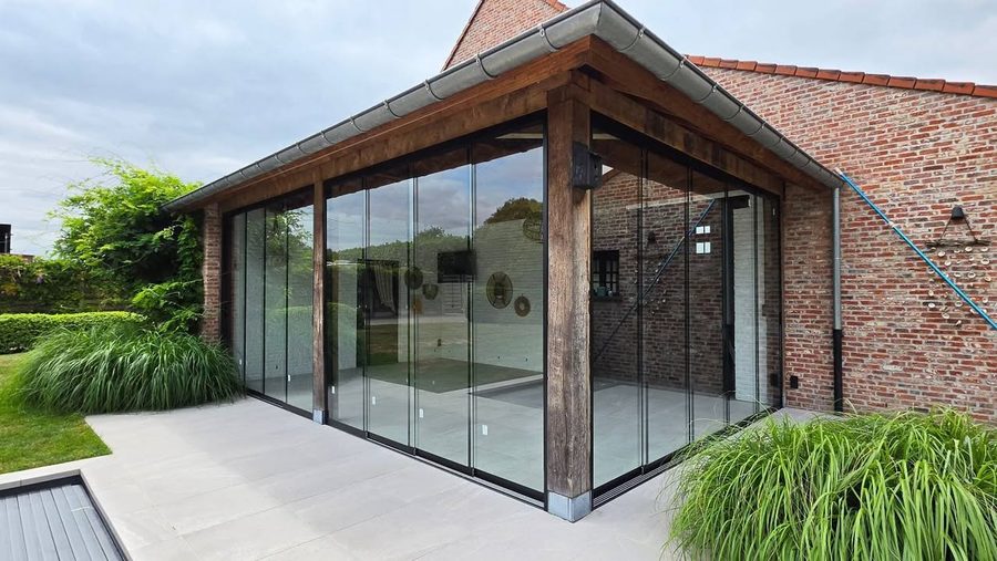 Houten overkapping met glazen schuifwand