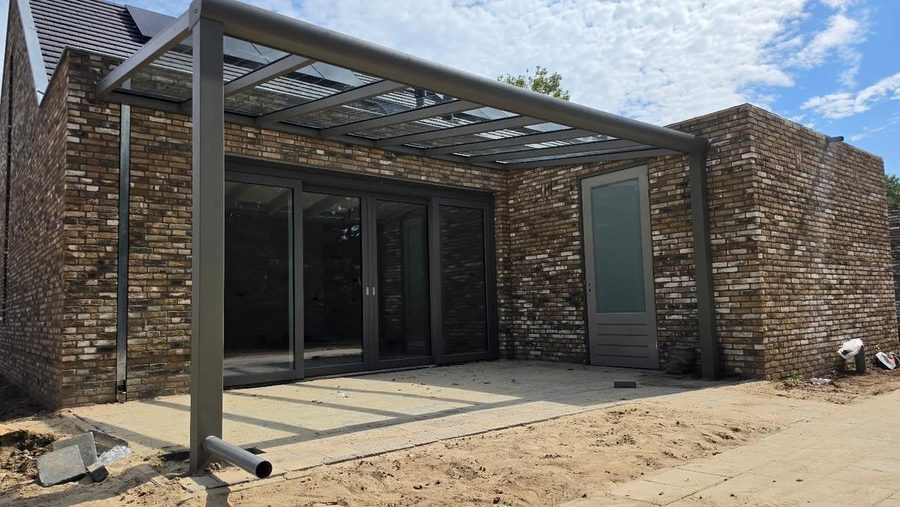 Aluminium veranda tijdens de montage