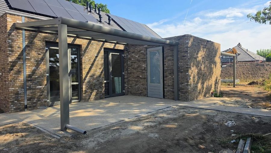 Aluminium overkapping in aanbouw